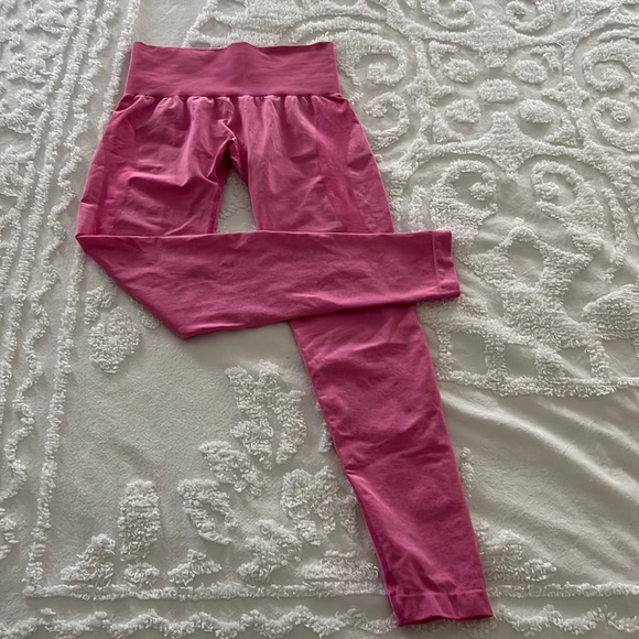 SOLD- NVGTN contour leggings in Bubble Gum - Picture 5 of 11